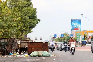 Cần Thơ: Chiếm lòng đường làm bãi tập kết rác gây mất an toàn giao thông