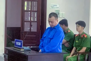 Dùng búa tấn công liên tiếp vào đầu cha ruột đến chết nhưng chỉ bị phạt 20 năm tù