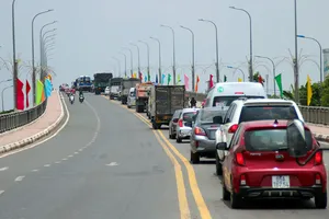 Xe cuốc bất ngờ bốc cháy trên cầu Hưng Lợi, Cần Thơ