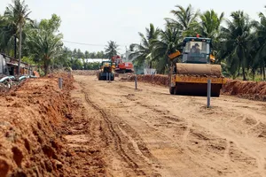 Xe ô tô đã có thể lưu thông trên nền cát biển sau hơn 4 tháng khởi công