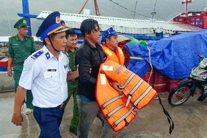 Vùng Cảnh sát biển 4 bắt bị can truy nã trốn trên tàu cá 