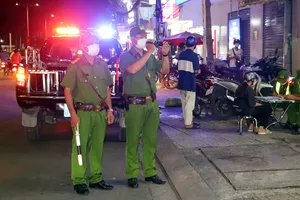 Cần Thơ: Nhiều phương tiện vẫn đi ngược chiều bất chấp có biển cấm