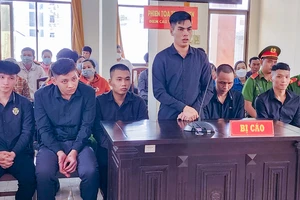 Đang đi phà thì bị nhóm người xông vào chém