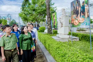 Hậu Giang khai mạc triển lãm ảnh 'Chiếc áo bà ba xưa và nay'