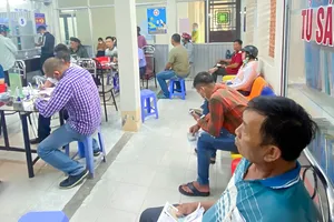 Chưa có quy định yêu cầu đổi bằng lái xe từ bản giấy sang thẻ nhựa PET