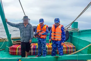 Vùng Cảnh sát biển 4 bắt tàu cá chở 80.000 lít dầu lậu