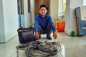 1 thợ điện đi cắt trộm 40 mét dây điện chiếu sáng 