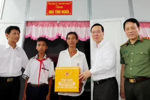 Chủ tịch nước dự lễ bàn giao 1.200 căn nhà cho người nghèo Sóc Trăng