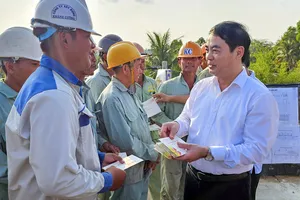 Bí thư Tỉnh ủy Hậu Giang chúc tết các công nhân thi công xuyên Tết 
