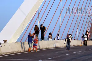 Cần Thơ: Nhiều người leo rào vào công trường cầu Trần Hoàng Na để chụp hình