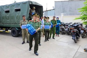 Công an Sóc Trăng hỗ trợ nước sinh hoạt cho bà con vùng hạn mặn