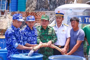 Vùng Cảnh sát biển 4 hỗ trợ nước ngọt cho bà con đảo Hòn Chuối