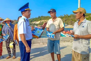 Vùng Cảnh sát biển 4 phối hợp tuyên truyền pháp luật cho bà con