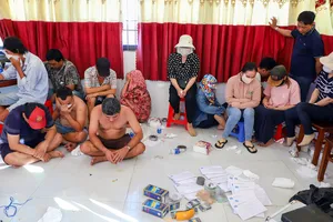 Công an Sóc Trăng bắt quả tang nhiều người lắc tài xỉu trong ngôi nhà 3 tầng