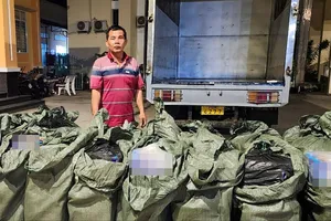 Kiên Giang: Bắt xe tải gắn biển số giả để vận chuyển thuốc lá lậu