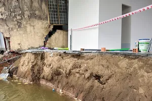 Nhiều nhà ven sông Bình Thủy TP Cần Thơ bị đổ sụp xuống sông