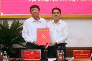 Trao Quyết định nghỉ hưu cho Trưởng Ban Nội chính Tỉnh ủy Hậu Giang