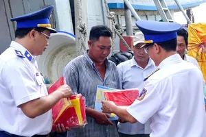 Vùng Cảnh sát biển 4 phổ biến pháp luật về chống khai thác IUU cho ngư dân