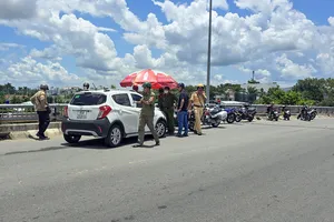 Cần Thơ: Xe ô tô va chạm 3 xe máy trên cầu Cồn Khương 