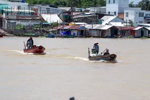 Xuồng đuôi tôm không phép tấp nập đưa khách vượt sông Cần Thơ 