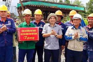 Chủ tịch UBND tỉnh Hậu Giang thăm công nhân thi công cao tốc dịp lễ
