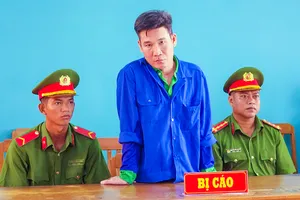 Bị phạt tù vì cầm dao đi giải quyết những người đàn ông nhậu cùng 'vợ hờ' 