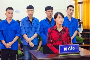 Đôi vợ chồng lãnh án sau khi rủ nhau đi giải quyết mâu thuẫn với hàng xóm