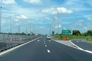 Bổ sung hệ thống đường gom dân sinh dọc cao tốc Mỹ Thuận - Cần Thơ