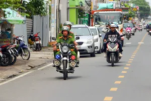 Công an TP Cần Thơ ra quân xử lý xe ô tô đi vào đường cấm