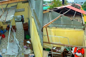 Dông lốc làm tốc mái 4 phòng học và nhiều căn nhà ở tỉnh Hậu Giang