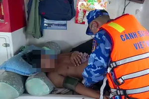 Vùng Cảnh sát biển 4 kịp thời hỗ trợ ngư dân gặp nạn trên biển