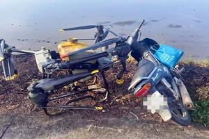 Hy hữu: Đang chạy xe máy thì va vào drone phun thuốc, tử vong