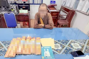 1 người giả sư đi bán nhang, kêu gọi từ thiện