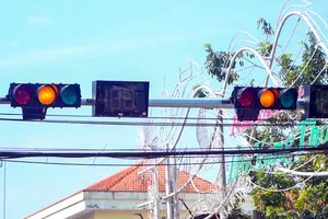 Lưu thông khi tín hiệu đèn vàng nhấp nháy có bị phạt?