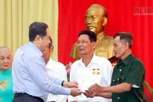 Chủ tịch Quốc hội Trần Thanh Mẫn tặng quà Tết cho gia đình chính sách tỉnh Hậu Giang