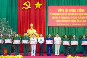 Chủ tịch nước Lương Cường thăm, tặng quà lực lượng vũ trang đóng quân tại Phú Quốc