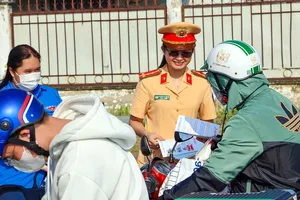 CSGT TP Cần Thơ, Sóc Trăng phát nước suối, bánh mì, tặng nón bảo hiểm cho bà con