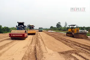 Hàng ngàn công nhân thi công cao tốc xuyên Tết ở ĐBSCL