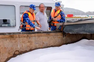 Vùng Cảnh sát biển 4 bắt giữ sà lan chở hơn 100 tấn phân lậu