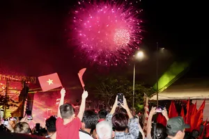 Rực rỡ pháo hoa trên bầu trời TP Cần Thơ kỷ niệm 50 năm Ngày giải phóng miền Nam, thống nhất đất nước