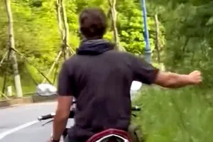 1 người nước ngoài buông tay khi chạy xe máy ở TP Phú Quốc