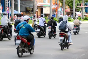 CSGT TP Cần Thơ xử lý nghiêm hành vi điều khiển xe máy đi ngược chiều 