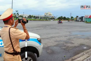 CSGT TP Cần Thơ xử phạt nhiều trường hợp tại khu vực vòng xoay Quốc lộ 1A
