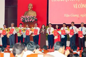 32 lãnh đạo sở, ban, ngành tỉnh Hậu Giang nghỉ hưu trước tuổi