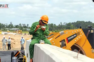Những miếng cơm tranh thủ trên công trường cao tốc Cần Thơ - Cà Mau