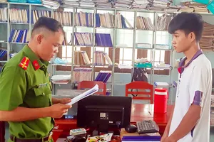 Bắt tạm giam bị can hỏi mua lắc vàng rồi giật chạy