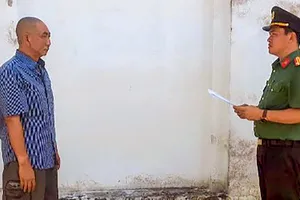 Thuyền trưởng bị khởi tố về tội tổ chức cho người khác xuất cảnh trái phép