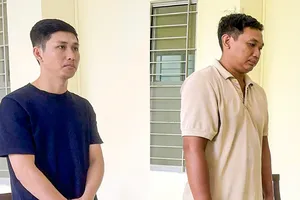 Mua hóa đơn khống rồi bán lại, 2 người bị khởi tố