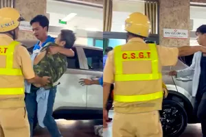 CSGT TP Cần Thơ mở đường đưa người có dấu hiệu đột quỵ đến bệnh viện kịp thời