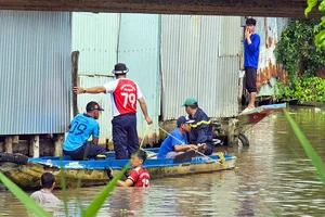 Tìm kiếm cháu bé 4 tháng tuổi nghi bị rơi xuống kênh xáng Xẻo Rô